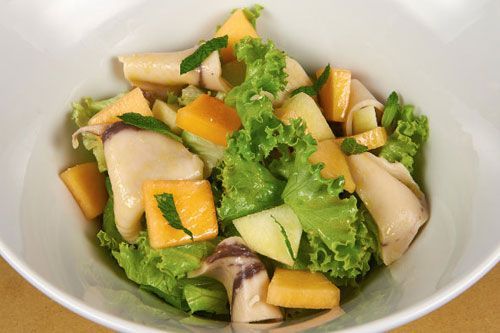 Insalata di pesciuspada marinatu, milone, mele è basirgu